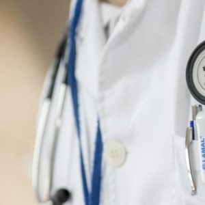 Medico scrive nel referto “è gay” e tratta ancora l’omosessualità come malattia.